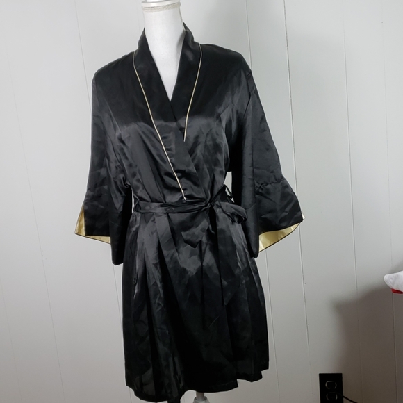 Jones New York Other - Jones New York : Black and Gold Short Robe